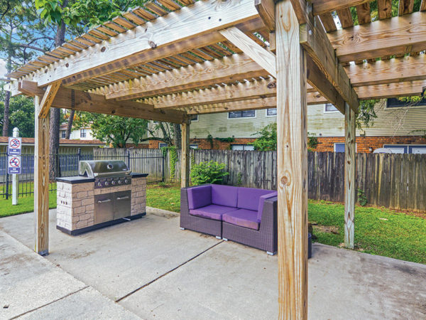 dove creek outdoor kitchen grilling area at apartment community in Baton Rouge