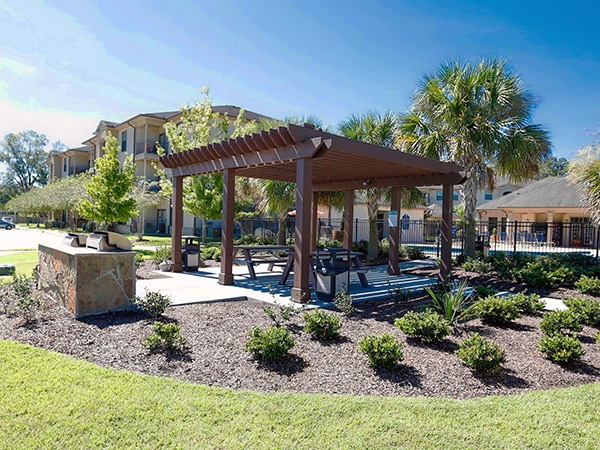 JLLA-PATIO patio at apartment complex